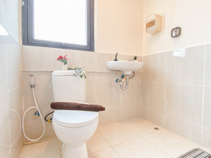 Bathroom 5, Cozy and Trendy 2BR Apartment Meikarta By Travelio, Cikarang