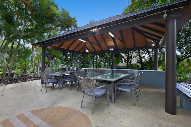 Outdoor dining, Ocean View 2-bed With Pool, Tennis Court & BBQ, Gold Coast