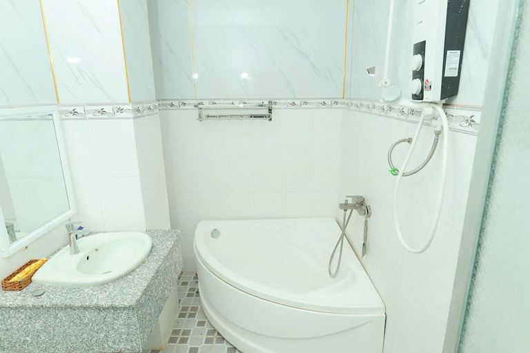 Bathroom, Thanh Nhan 1 Hotel Ca Mau - by BAYLUXURY, Cà Mau