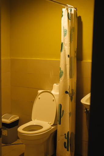 Bathroom 5, Murals Hostel & Cafe, Cebu City