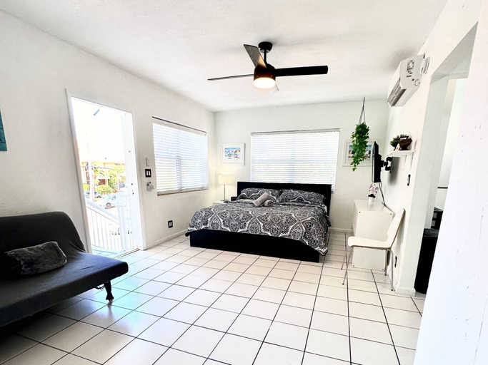 Room 5, Southwinds 6 for 3 Just Steps From the Beach, Broward