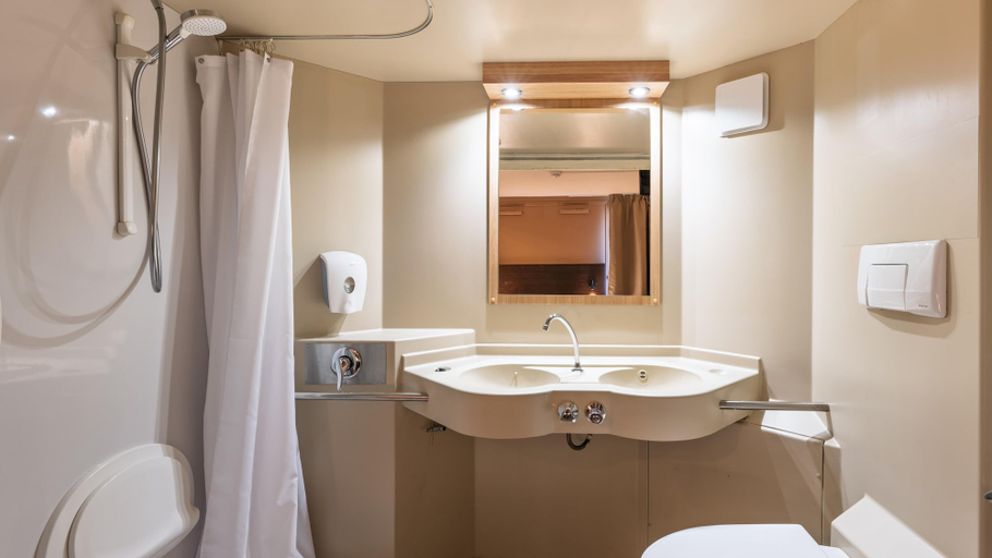 Bathroom 3, Premiere Classe Bourges (6 kms du centre-ville), Cher