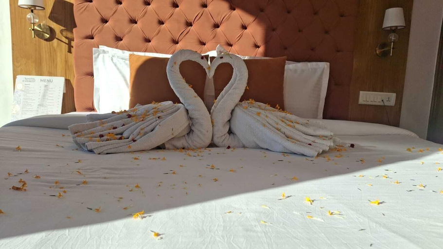 Bedroom 3, Everest Hotel Manali, Kullu