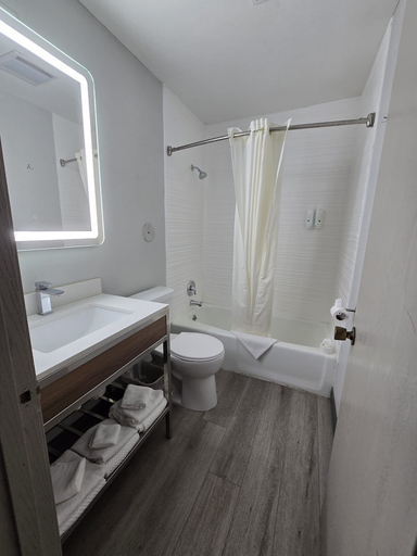 Bathroom 5, Quality Inn & Suites Ottumwa Area, Wapello