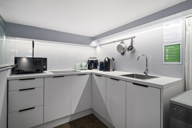 Private kitchen 3, Surfie Pad 10 min Walk to Beach and Dining, Sydney