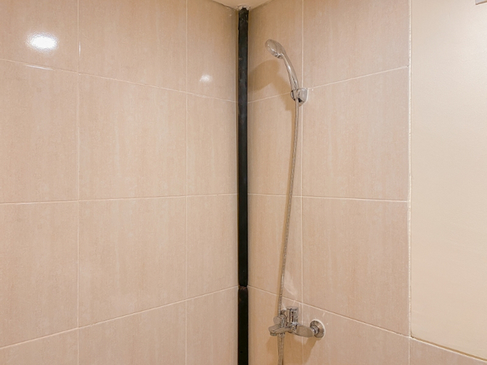 Bathroom 5, Cozy and Elegant Meikarta Apartment 2BR By Travelio, Cikarang