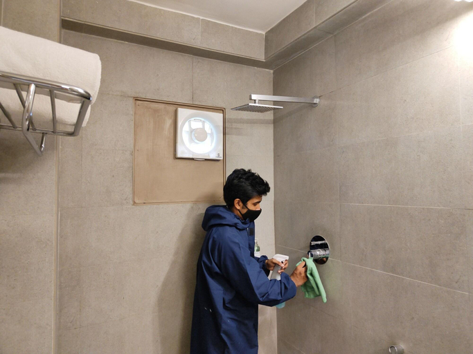Bathroom 4, Kanak Beacon Hotel, Ahmadabad