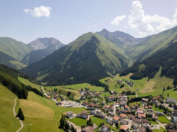 3, Chalet in Berwang with Ski-InSki-Out Access, Reutte