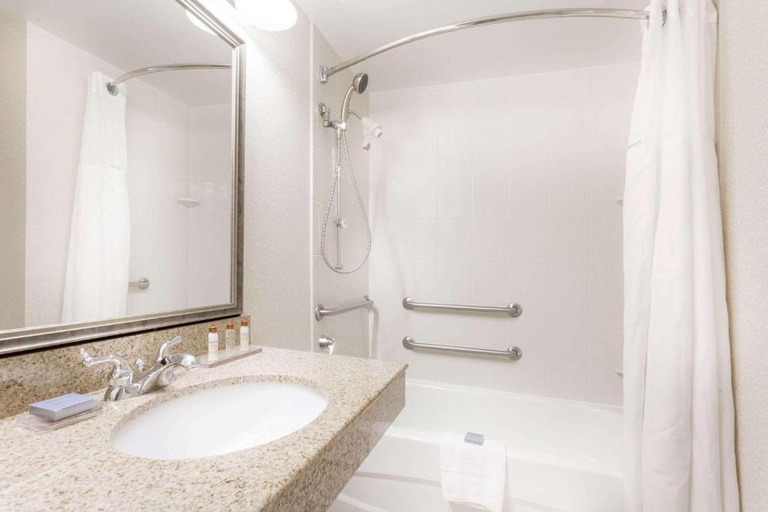 Bathroom 5, LEXINGTON EXPO HOTEL by IHG, Lexington