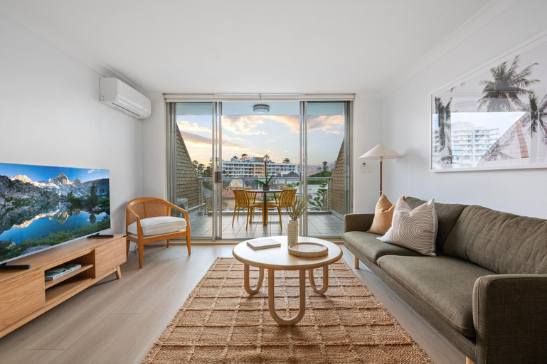 Separate living room 2, Stylish 1-Bed Apartment Near Manly Beach, Sydney