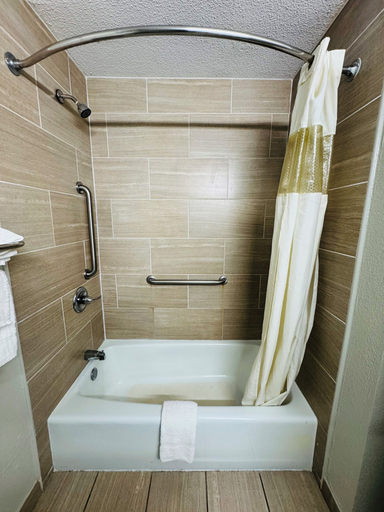 Bathroom 4, Newnan Lodge, Coweta