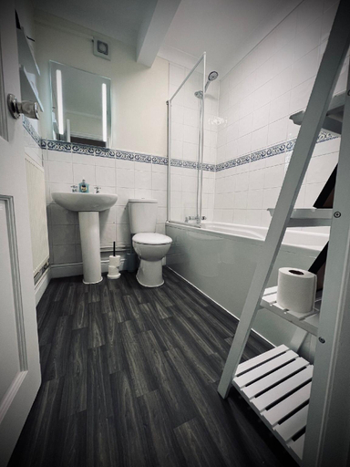 Bathroom 3, Willingham House Hotel, Cambridgeshire