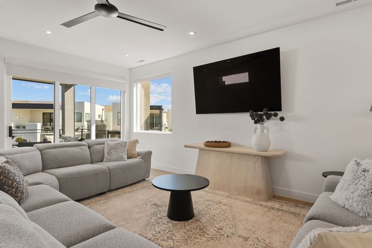 Living area 5, Salt And Sol 5 Bedroom Townhouse, Washington