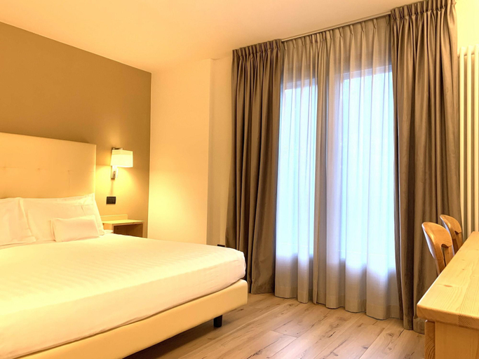 Bedroom 3, Hotel Cristallo, Sondrio