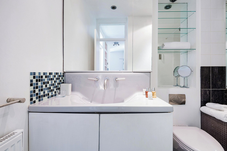 Bathroom 3, Islington Charm, London