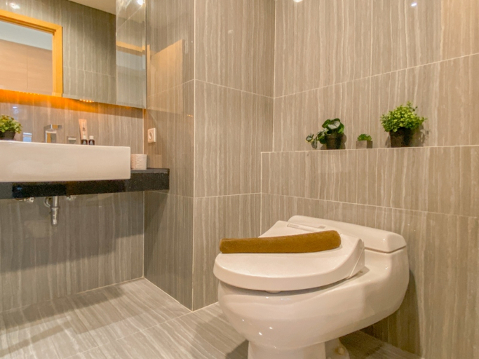 Bathroom 5, Scenic and Modern Studio at Apartment Capitol Suites By Travelio, Jakarta Pusat