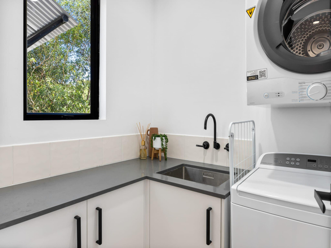 2, Pristine 2-Bed Apartment with Pool and Balcony, Noosa - Sunshine-Peregian