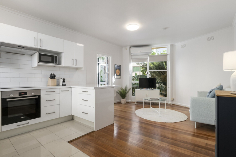 Private kitchen 5, Seaside 1-bed Stay Near Cafes & Attractions, Melbourne