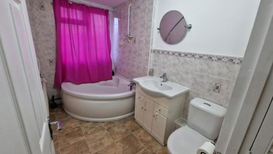 Bathroom 3, SnoozeDen Chalvey – Free Parking, Near M4 J6, Slough