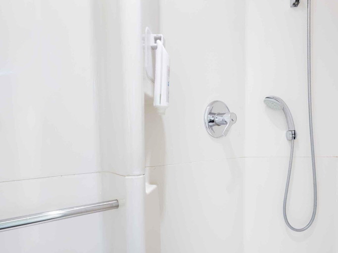 Bathroom 4, ibis budget Paris Porte de Montmartre, Seine-Saint-Denis