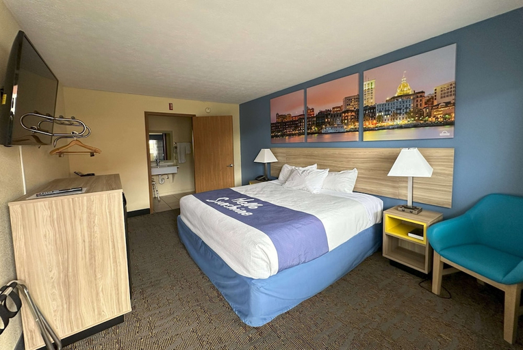 Bedroom 3, Days Inn by Wyndham Renfro Valley Mount Vernon, Rockcastle