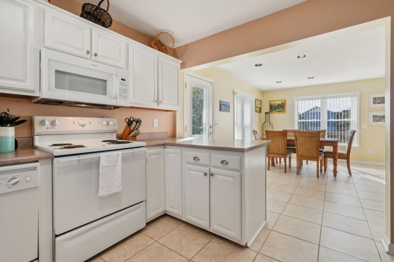 Room 2, Walk to Beach Private Deck Family Fun, Pender