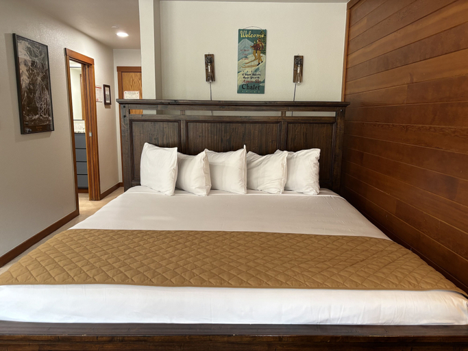 Room 3, Studio In Lakeside Village, Updated Kitchen & Bath Apts, Summit
