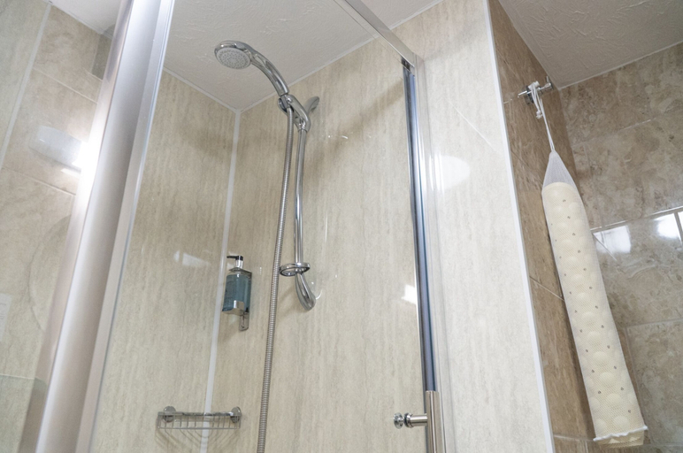 Bathroom 4, The Red Lion Hotel, Lincolnshire