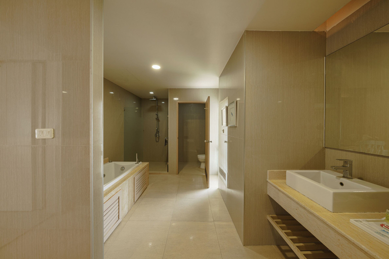 Bathroom 4, Aspira Petchkasem, Krathum Baen