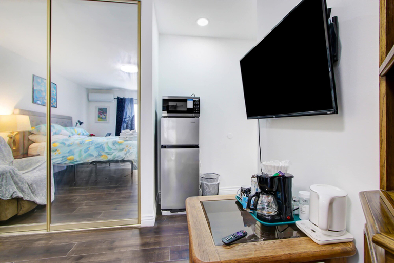 Room 5, Sunny Azusa Hideaway Near APU Trails Easy LA Access, Los Angeles