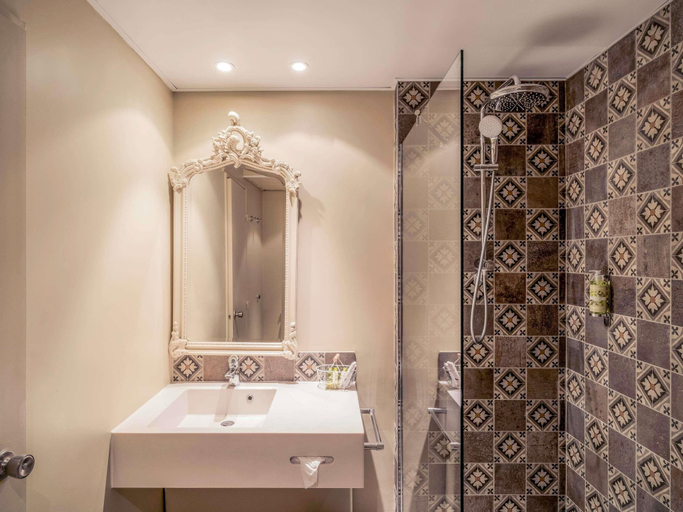 Bathroom 5, Mercure Parc Du Coudray Demeures De Campagne, Essonne