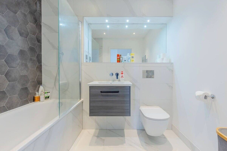 Exterior 4, Stylish 2 Bed Flat in Battersea - Private Balcony, London