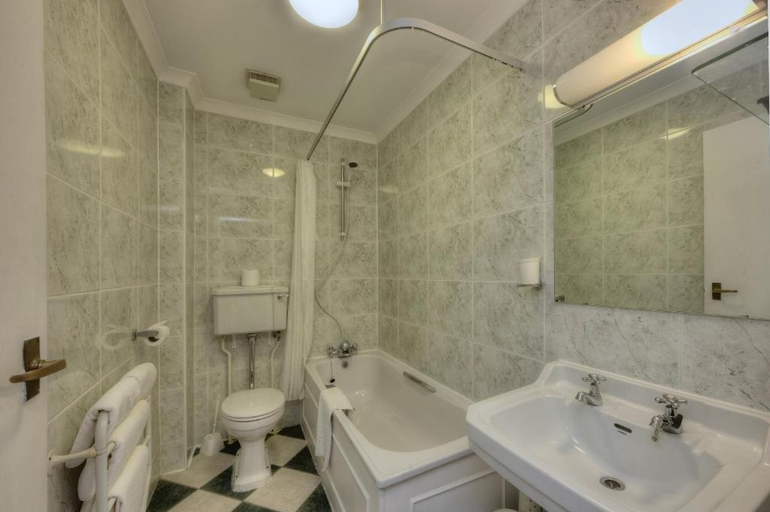 Bathroom 5, Muthu Newton Hotel, Highland