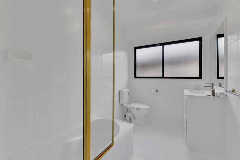 Bathroom 2, Homely 3-bed Townhouse With Pool & Gym Access, Carindale