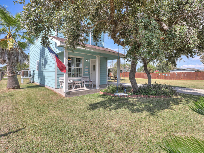 Outdoor dining 5, Fisherman's Inn 2 Bedroom Home by RedAwning, Aransas