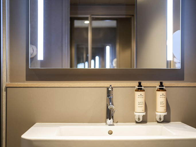 Bathroom 4, Mercure Grenoble Meylan Hotel, Isère