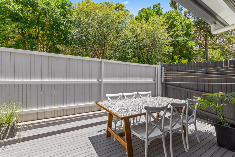 Outdoor dining, Relaxing 2-bed Home Close to Beaches and Parks, Sydney