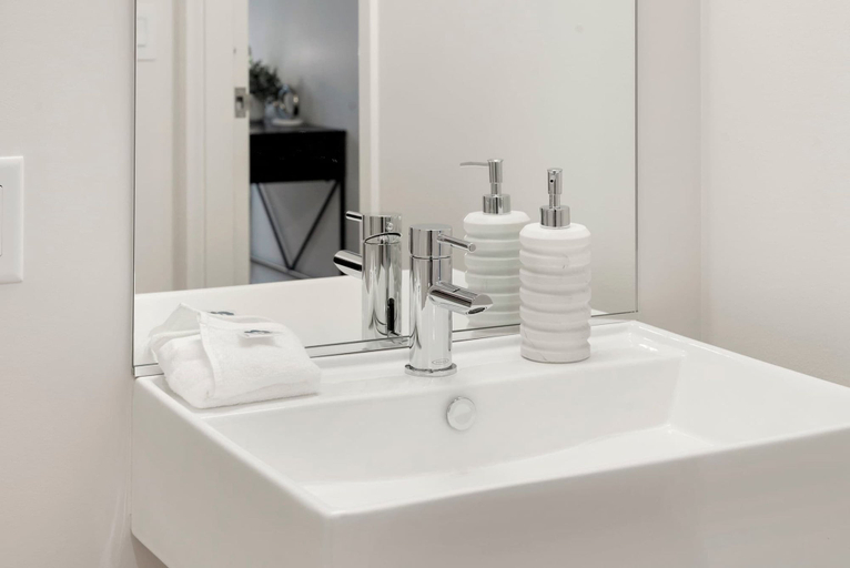 Room 2, 3 Bed 3 Bath High Rise With Gym Amenities, Cook
