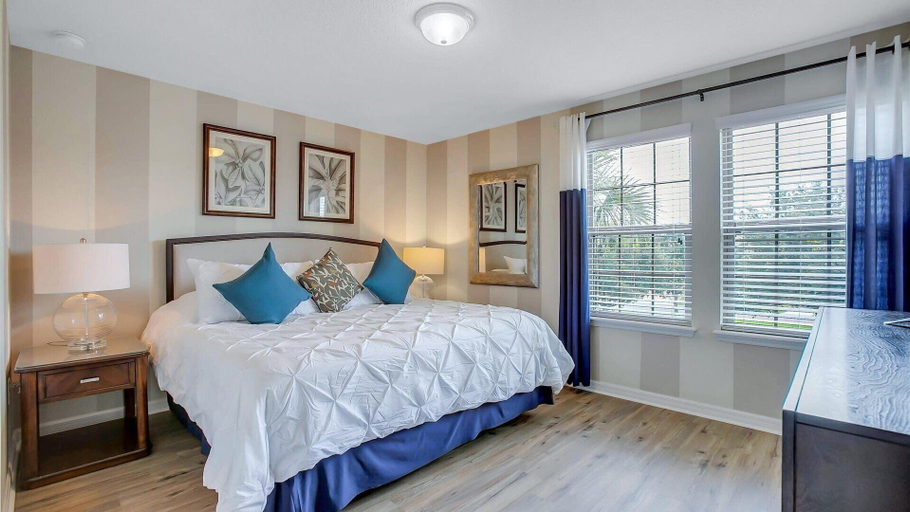Room 5, Windsor at Westside Resort 8 Bedroom Pool+Spa Home 8 Home, Osceola