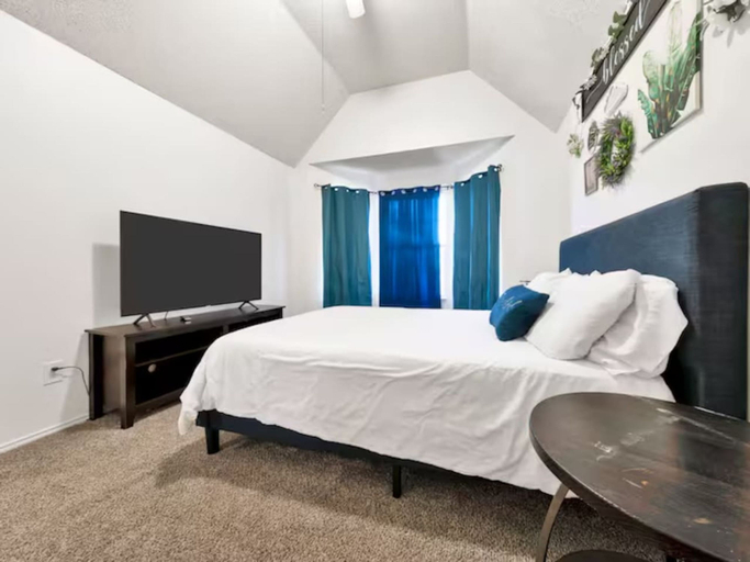 Room 3, Frisco Castle 3BR Garage Parking Gated Backyard, Collin