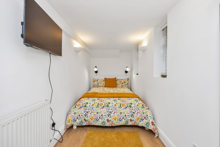 Room 3, 3 Bedroom 2 Bathroom Victorian Flat in Kensington, London
