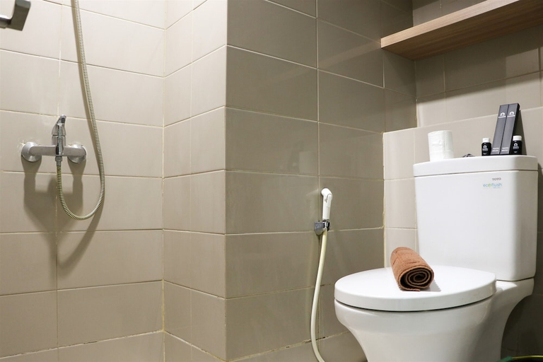 Bathroom, Elegant and Stylisth Studio at Apartment Springhill Terrace Residence, Central Jakarta
