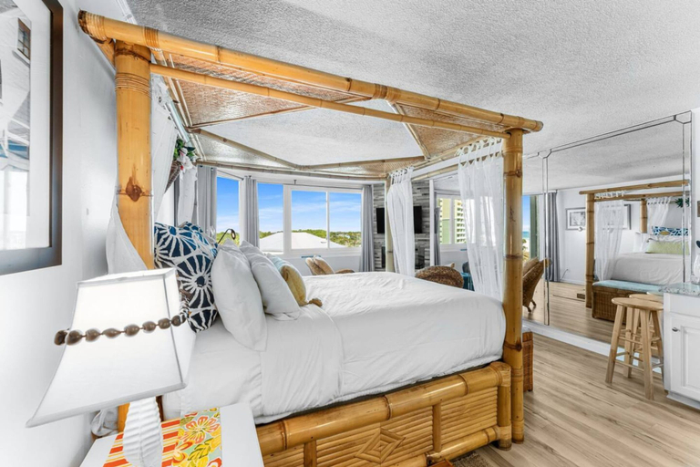 Room 4, Top of the Gulf 620 Beachfront Couples Retreat, Bay