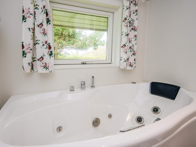 Bathroom 3, 4 Star Holiday Home in Blavand, Varde