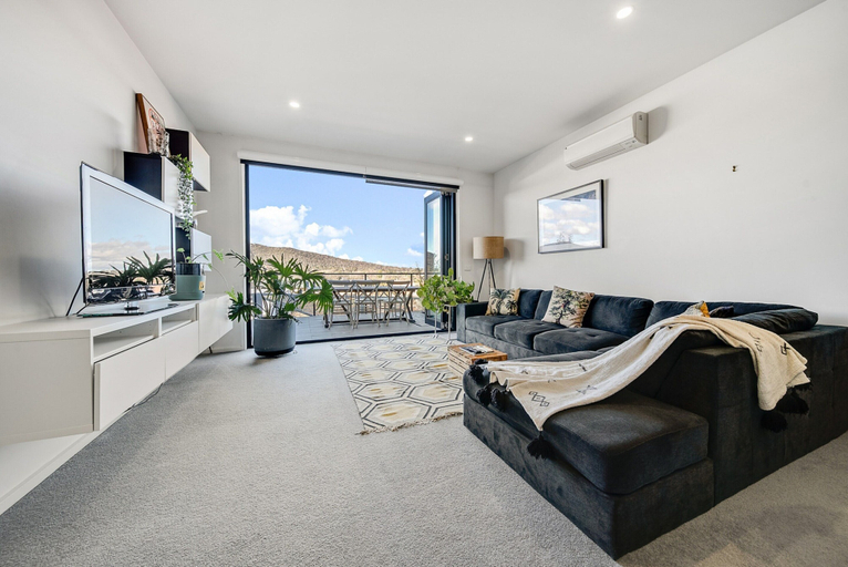 Living room 5, Mountain View City Center Apartment With BBQ, Canberra