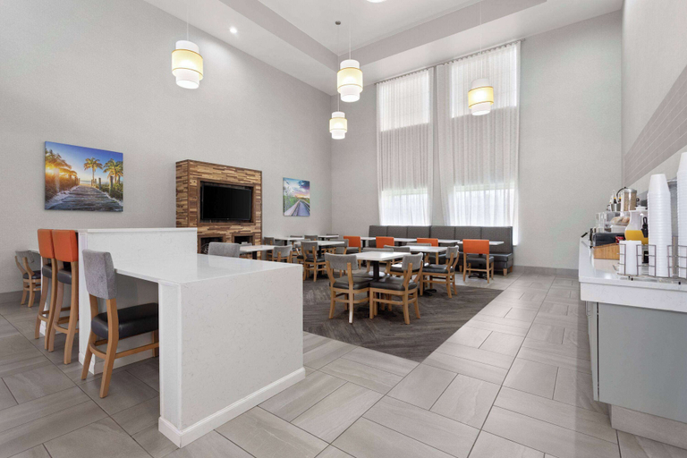 Food & Drinks 5, La Quinta Inn & Suites by Wyndham Ft. Pierce, Saint Lucie