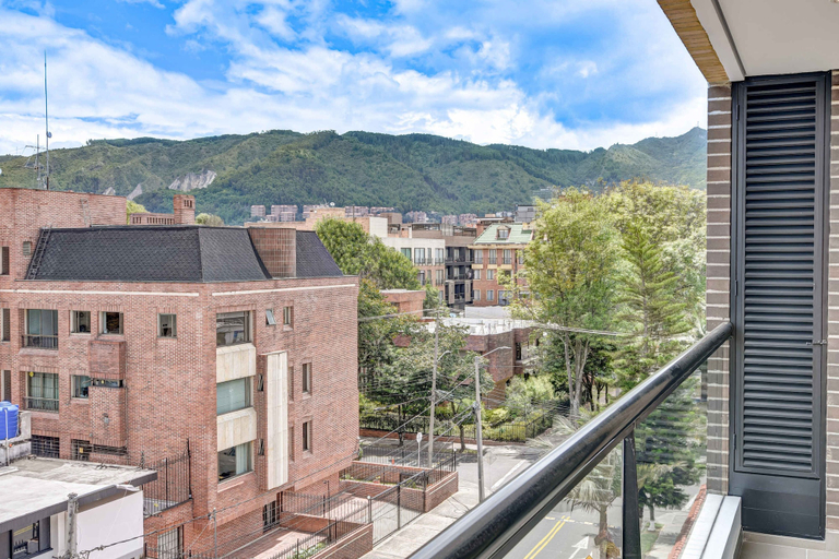 Room 2, w Compelling 1BR w Balcony in Santa Barbara, Santafé de Bogotá