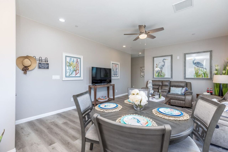 Living area 4, Shanah's Vacation Rentals, Kern