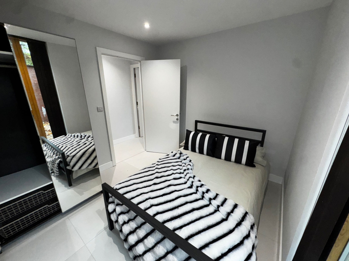 Room 2, Sheffield City Comfort Apartment, Sheffield