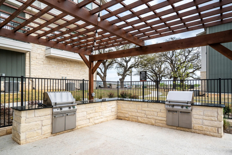 BBQ/picnic area 5, Landing Apartments - Leander, Williamson